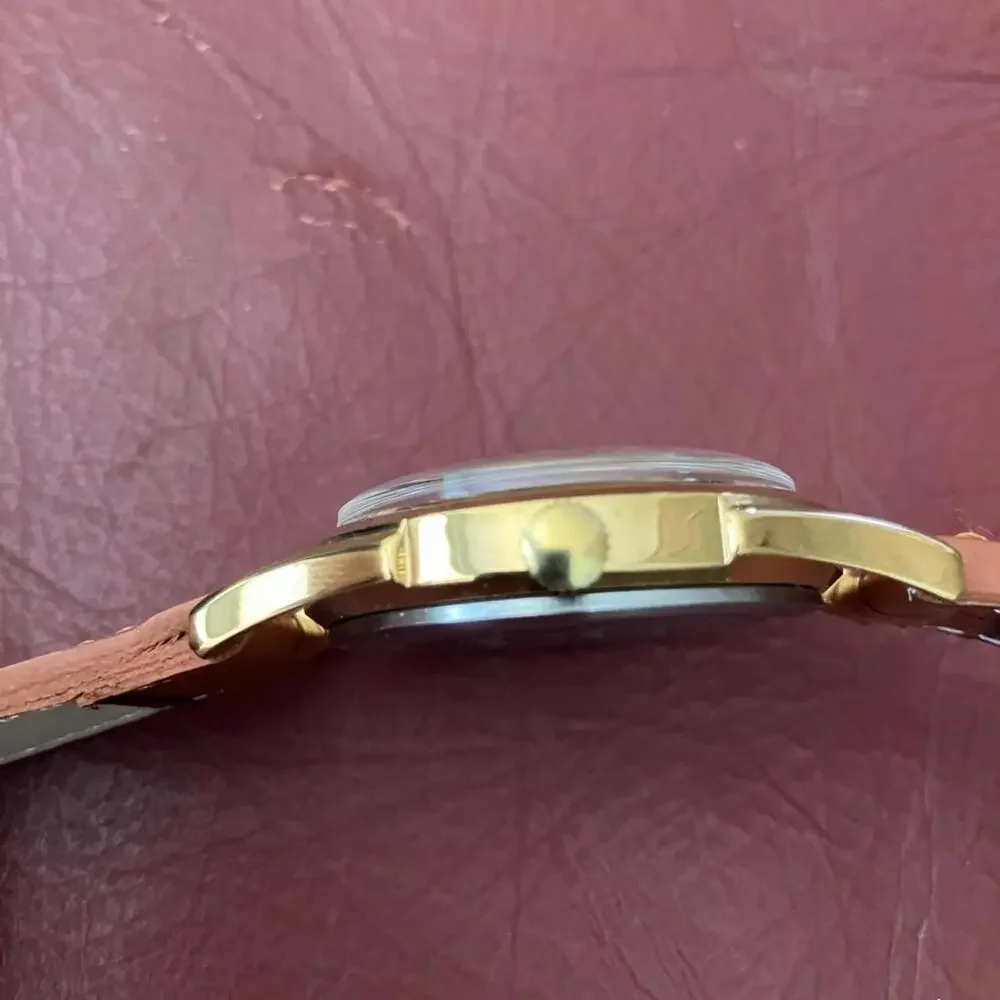 💁🏽‍♂️‎ Vintage Roamer hand wind 1970s Vintage Gold and Brown Men's Watch